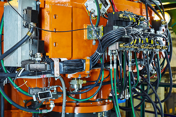 Hydraulic hoses on a machine